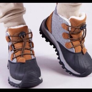 Boys Winter Boots new fast shipping size 3.5